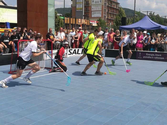 Najväčšie hviezdy hokeja si zmerali sily s florbalovými reprezentantmi na exhibičnom zápase v Dubnici nad Váhom.