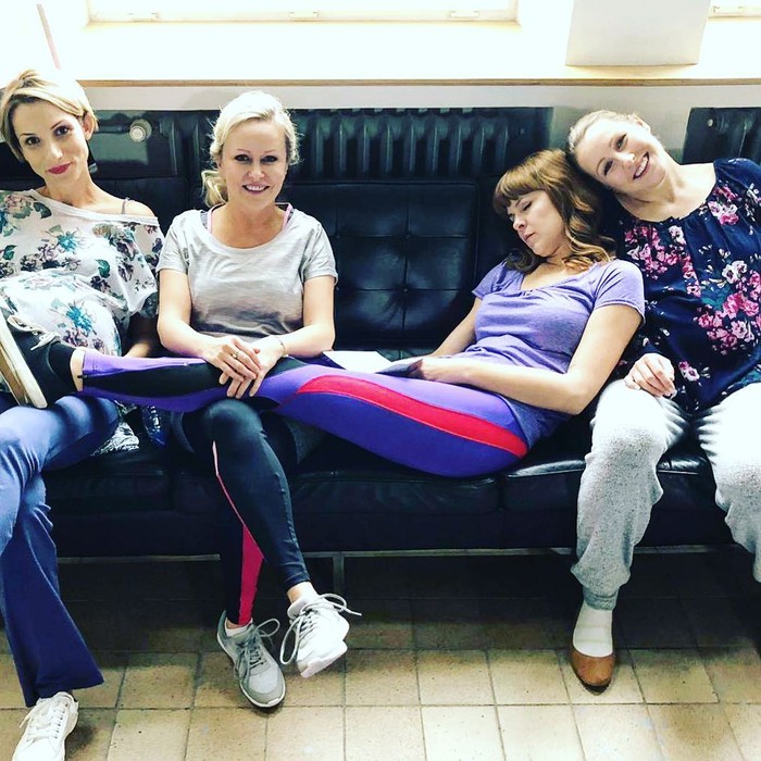 Michaela Čobejová s hereckými kolegyňami na nakrúcaní seriálu Som mama