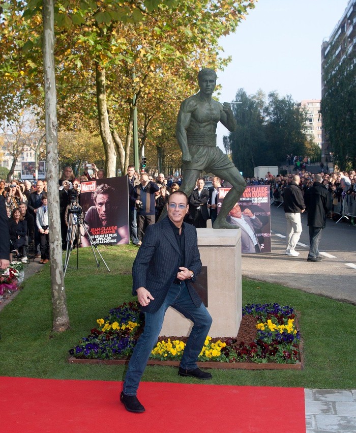 Jean Claude van Damme a jeho socha v Bruseli