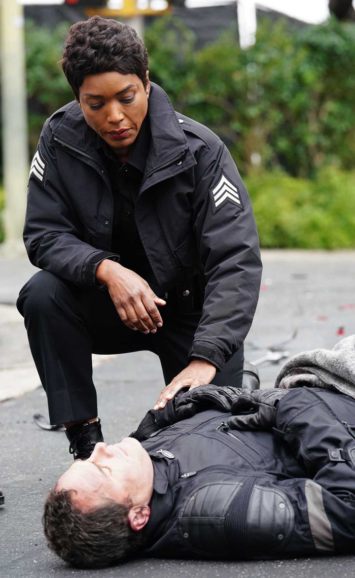 Herečka Angela Bassett v seriáli 9-1-1 ako policajtka Athena Grant 