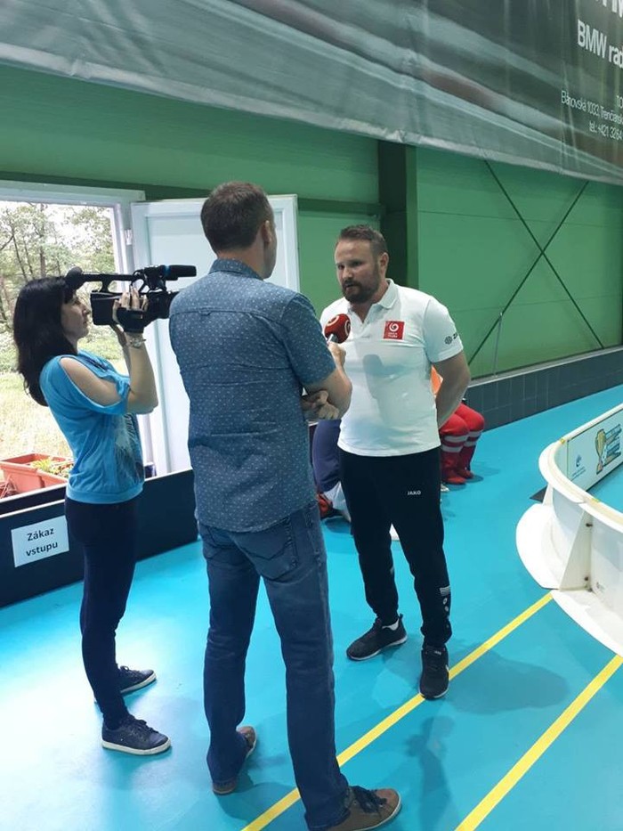 Štáb TV JOJ a športový riaditeľ floorball SK LIGA Martin Kopejtko na turnaji o Pohár prezidenta SZFB.