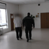 Nepoučil sa. Muž, ktorý napadol policajta, putuje za mreže