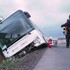 Motorkár im skrížil cestu a zmizol: Autobus s cestujúcimi sa pri vyhýbaní prevrátil