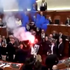 Chaos v albánskom parlamente: Opozícia zapálila svetlice a žiadala demisiu premiéra