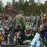VIDEO: Zneuctený cintorín v Rusku. Muž jedol sladkosti z hrobov, potom sa na jeden vymočil