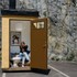 Mladý Švéd si môže dovoliť bývanie veľké ako latrína: Bizarný projekt ukázal realitu