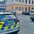Hromadná bombová hrozba v Česku: Polícia preveruje približne 400 budov