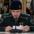 Nevie plynule čítať, no velí jednotke. Kadyrovov osemnásťročný syn je na smiech