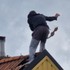 Muž hádzal po záchranároch škridly, po páde sám potreboval ich pomoc