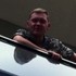 „Sláva Rusku!“ kričal muž, ktorý močil z balkóna na ľudí