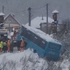 Snehové záveje robia na cestách problémy. Autobus dostal šmyk a zišiel z cesty