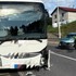 Vážna nehoda v Ždiari zablokovala cestu. Zrazili sa autobus a osobné vozidlo