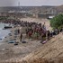 Tisíce migrantov priplávali z Maroka do španielskej Ceuty. Miestne úrady žiadajú pomoc armády