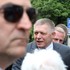 Robert Fico sa vrátil do Handlovej. Čakali ho priaznivci, ktoré videli atentát na vlastné oči