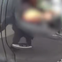 VIDEO: Hrdinský čin vodiča dodávky. Policajta so zbraňou odviezol až k pachateľovi