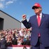 Trump zvažuje presťahovanie novinárov z Bieleho domu. Správy o obnovení bazéna odmieta