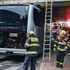 Autobus plný detí uviazol pod mostom v Prahe. Na pomoc museli vyraziť hasiči