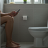 Trávite na záchode viac ako 5 minút s mobilom? Ohrozujete svoje zdravie