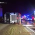 Pod Donovalmi sa prevrátil kamión s ťahačmi