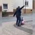 Manžel zaútočil na ženu nožom v pekárni. Zákazníci ju bránili lopatami aj valčekom na cesto