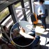 VIDEO: Z nákupného vozíka zmizla dizajnérska kabelka. Podozriví si v MHD rozdeľovali korisť