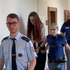 Žena bodla spolubývajúceho do krku. Tvrdí, že chcela zabrániť jeho samovražde