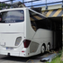 Autobus s turistami uviazol pod viaduktom. Pri nehode prišiel o strechu