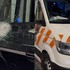 Falošná správa na TikToku vyvolala útok na sanitku. Záchranárov napadli sekerami a kameňmi