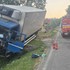Nákladné auto skončilo mimo cesty. Pri nehode vodič poškodil ploty aj elektrické vedenia