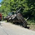 Nehoda pri Slanci uzavrela cestu: Nákladné auto na drevo skončilo v priekope