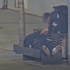 VIDEO: Muž okradol spiaceho človeka na lavičke. Netušil, že ho sledujú kamery