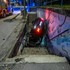 Auto prerazilo zábradlie a spadlo do podchodu pre chodcov. Vodič po nehode zmizol