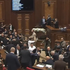 Arménsky parlament sa zmenil na ring. Poslanci sa pobili priamo pred kamerami