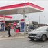 Po streľbe na predmestí Paríža zadržali ďalších troch ľudí. Medzi nimi sú príbuzní a priatelia útočníka