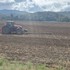 Traktorista narazil do elektrického stĺpu. Vedenie spadlo na cestu a zastavilo dopravu