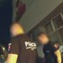 Pred očami policajtov napadol partnerku. Ťahal ju za vlasy a udieral do tváre