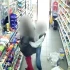 Povedala mu nie, on vytiahol nôž. Tínedžer pobodal dievča (14) priamo v obchode