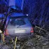 Pri dopravnej nehode zomrel 18-ročný vodič, auto skončilo v strome