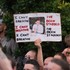 Protesty v Southamptone: Po smrti 18-ročného tínedžera lietali ulicami fľaše aj kolobežky