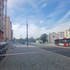 Polícia v Prahe uzavrela celú ulicu. Muž sa tam vyhráža so zbraňou