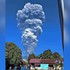Po erupcii obávanej sopky pátrajú po desiatkach turistov, hlásia aj obete