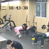 Dráma v posilňovni: Mladík uviazol pod 145-kilogramovou činkou, nikto mu nepomohol