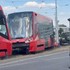 Električka v Bratislave skončila mimo koľajníc. Zasahuje dva jazdné pruhy