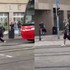 VIDEO: Neznámy chodec blokoval električku na Štúrovej ulici. Polícia žiada o pomoc