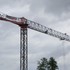 Nalomené rameno žeriavu vyvolalo poplach. Evakuovali desiatky detí