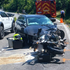 Hrozivá nehoda auta a dvoch motoriek si vyžiadala tri zranené osoby