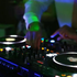 Ste DJ na svadbe či festivale? Za hudbu na verejnej akcii možno budete potrebovať licenciu