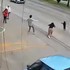 VIDEO: K nešťastiu chýbali sekundy. Dieťa vbehlo do premávky pred supermarketom