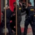 Polonahý muž zaútočil na policajtov plameňometom v obchode s erotickým tovarom