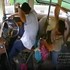 VIDEO: Vodič jej nechcel zastaviť mimo zastávky. Cestujúca ho udrela fľašou a utiekla oknom